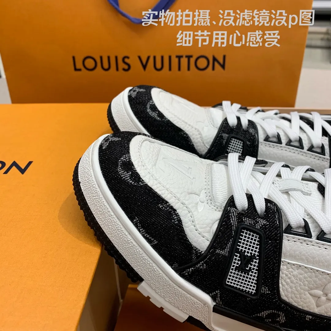 👟👟Ex-factory price 840👟👟 Women's Shoes Factory Purchasing Level ✈️ LV Trainer Latest Series of Couple's Sports Shoes Super Handsome Denim New Style, Very Good-looking ~ A must-have item for fashionistas Top-notch embossed grained calf leather on the upper Original molded T👟👟Ex-factory price U outsole, same texture as the original version Please look for our quality Please pay attention to distinguish the currency materials on the market Men's size: 39-45 Women's size: 35-40 ⚠️Full set of packaging (exclusive z👟👟factory price level anti-theft buckle cannot be sold once disassembled)